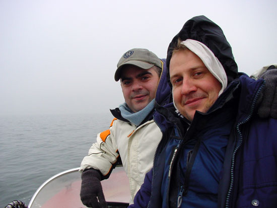 Tuncay und Jan, im Hintergrund starker Nebel über dem Wasser