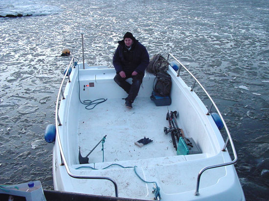 Jan im Boot, umringt vom teilweise vereisten Wasser