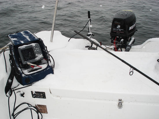 Bild vom Heck des Bootes, mit eingeschneitem Echolot und Angelequipment